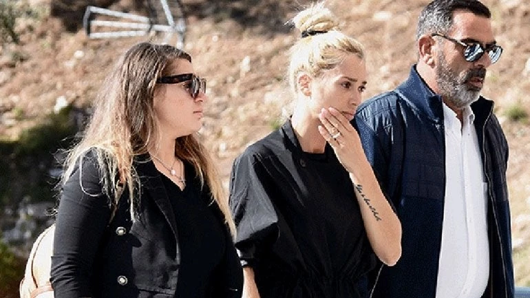 Φοβάται για τη ζωή της η χήρα του Ελληνοαυστραλού που δολοφονήθηκε στη Βούλα – Δηλώνει έτοιμη να μετακομίσει στην Αυστραλία (βίντεο)